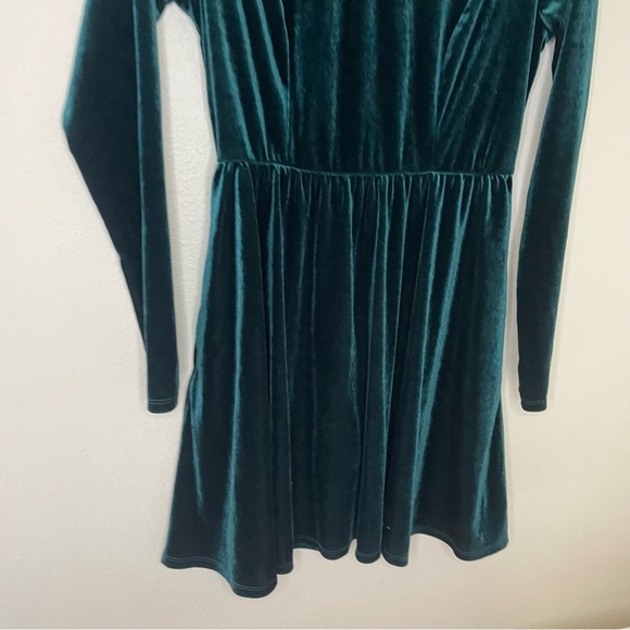 Hot Topic Green Velvet Collared Long-Sleeve Dress - Picture 5 of 8